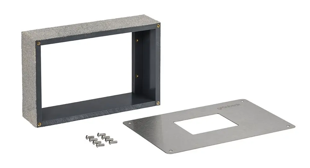 Unterputzgehäuse in rechteckiger Form von Grünbeck für die Montage eines Touchpanels, bestehend aus einem Rahmen und einer metallenen Frontplatte. Schrauben liegen bei.